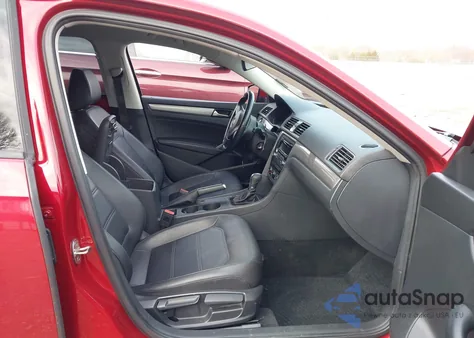 2015 Volkswagen Passat 1.8T Wolfsburg Edition z USA, uszkodzony, nr VIN 1VWAT7A36FC047132